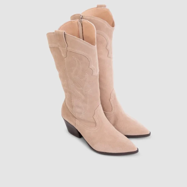 Détail des Bottes Texas Dallas en suède sable, montrant leurs surpiqûres raffinées et leur texture douce, conçues par Poema Paris en 2025.